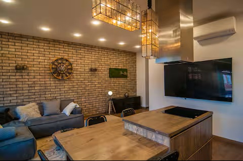 Moderni svetainė su sofa ir valgomojo erdve