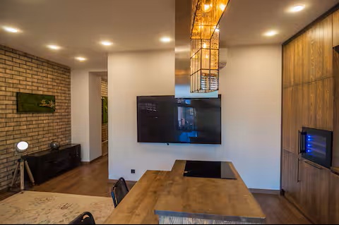 Moderni svetainė su sofa ir valgomojo erdve