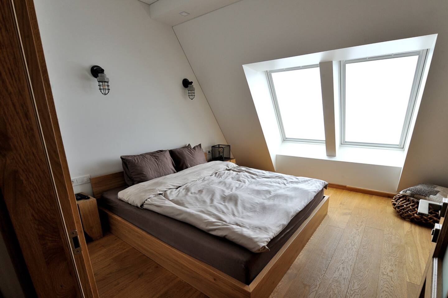 Miegamasis su dvigule lova ir stoglangiais