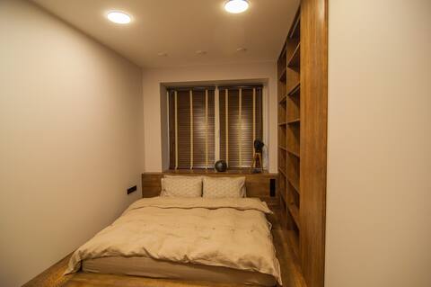 Komfortiškas miegamasis su moderniu interjeru