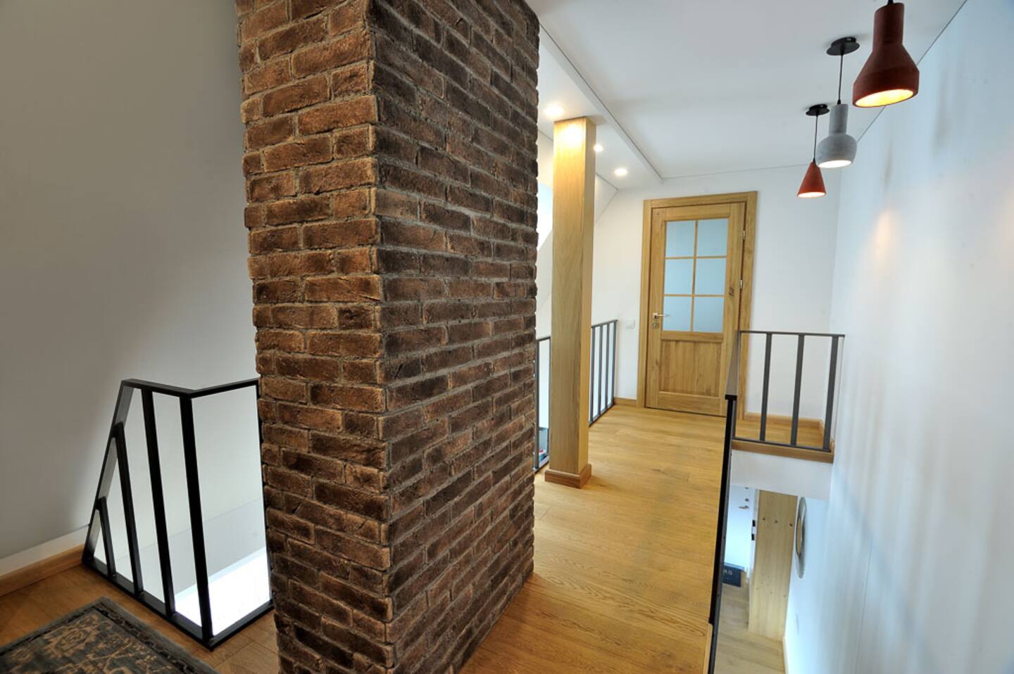 Laiptai ir vidinės erdvės dviejų lygių apartamentuose