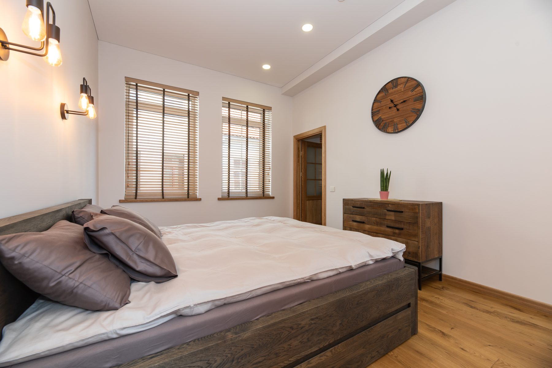 Miegamas kambarys dviejų aukštų bute