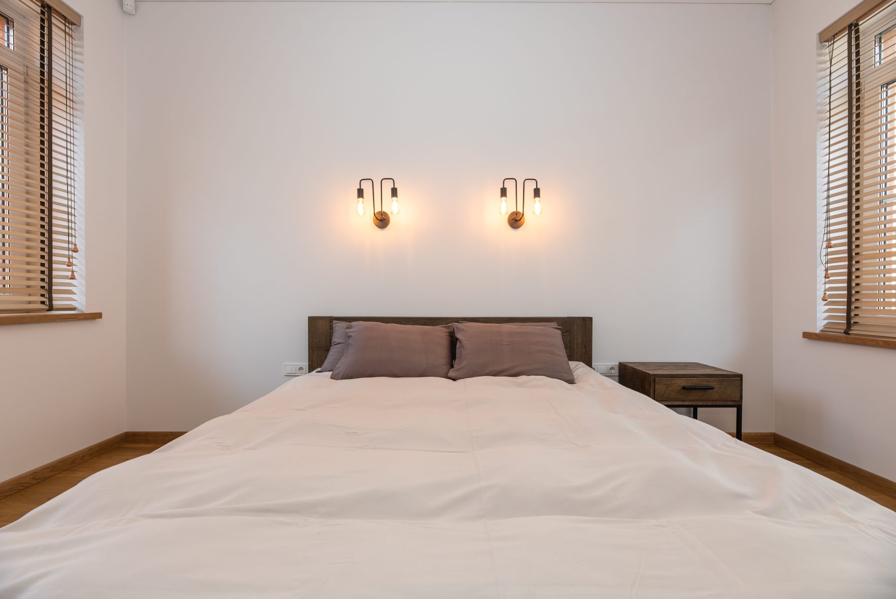 Miegamas kambarys dviejų aukštų bute