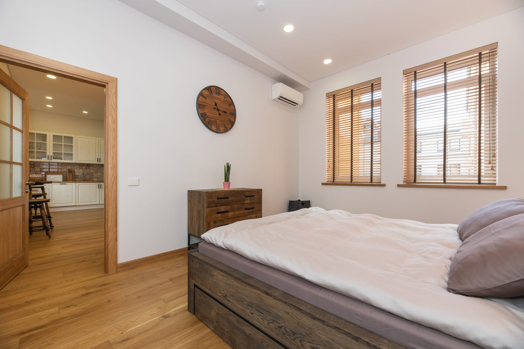 Miegamas kambarys dviejų aukštų bute