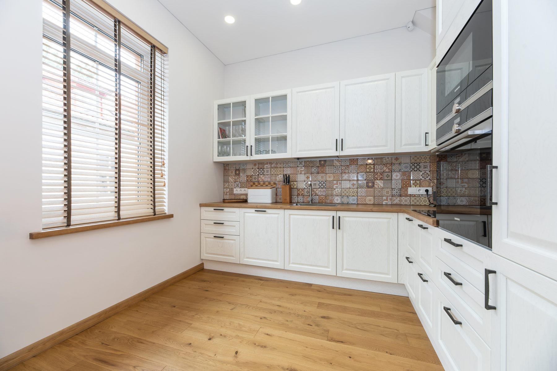 Erdvi svetainės, virtuvės ir valgomojo zona moderniame bute