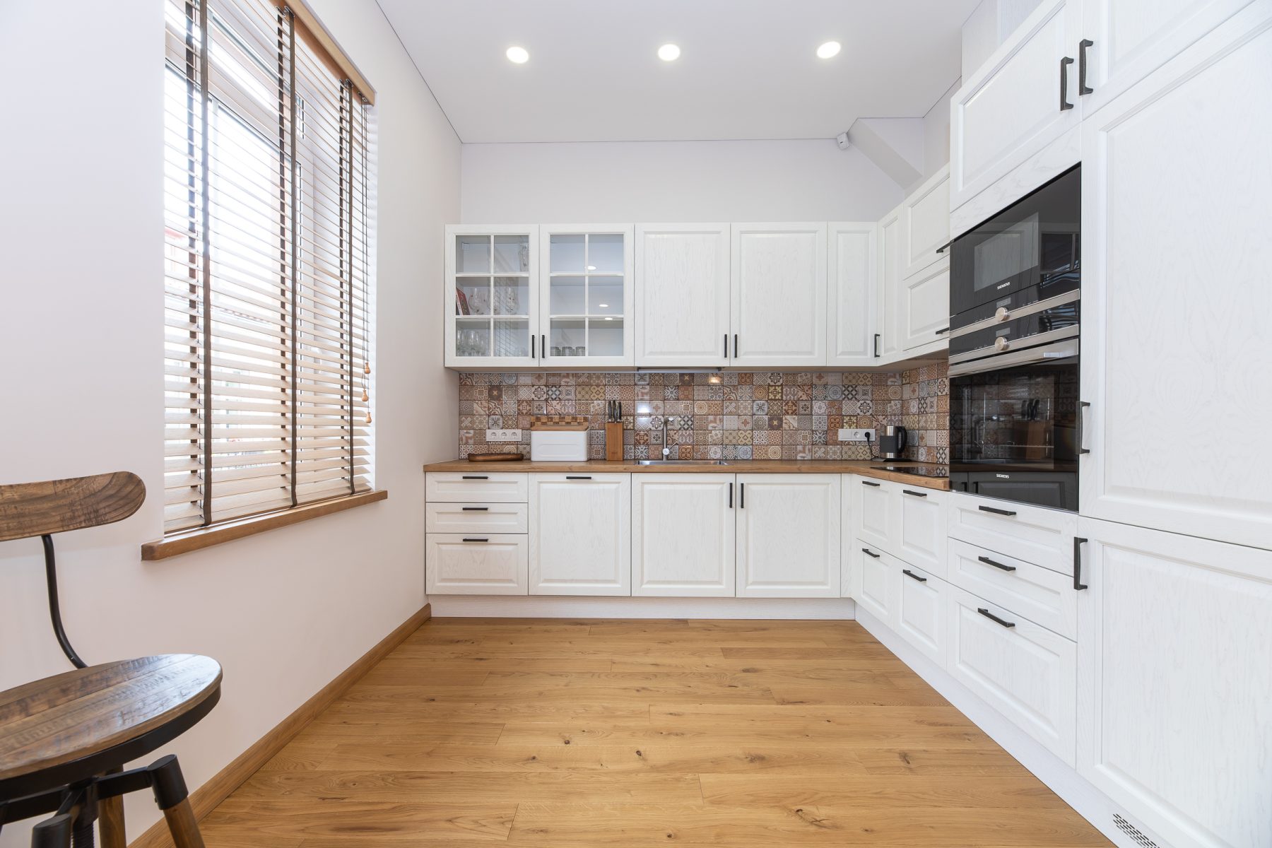 Erdvi svetainės, virtuvės ir valgomojo zona moderniame bute