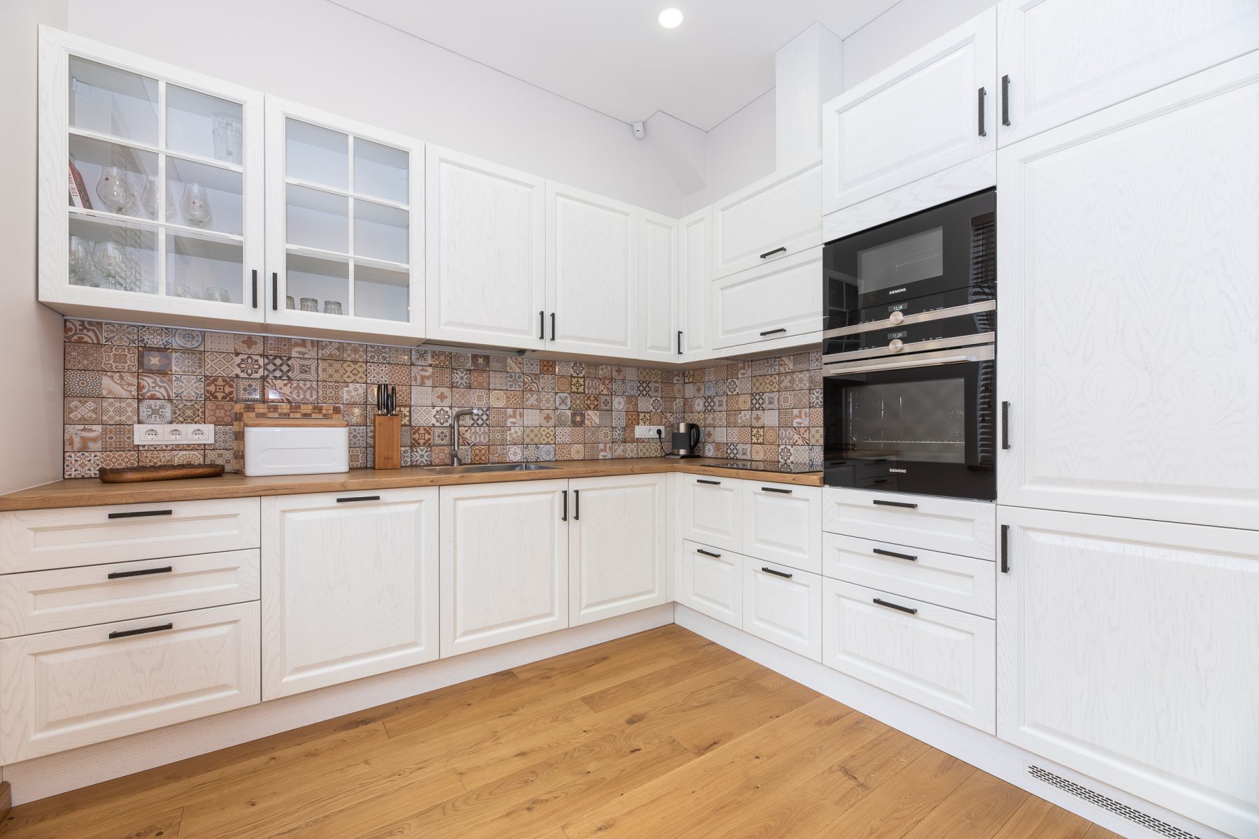 Erdvi svetainės, virtuvės ir valgomojo zona moderniame bute