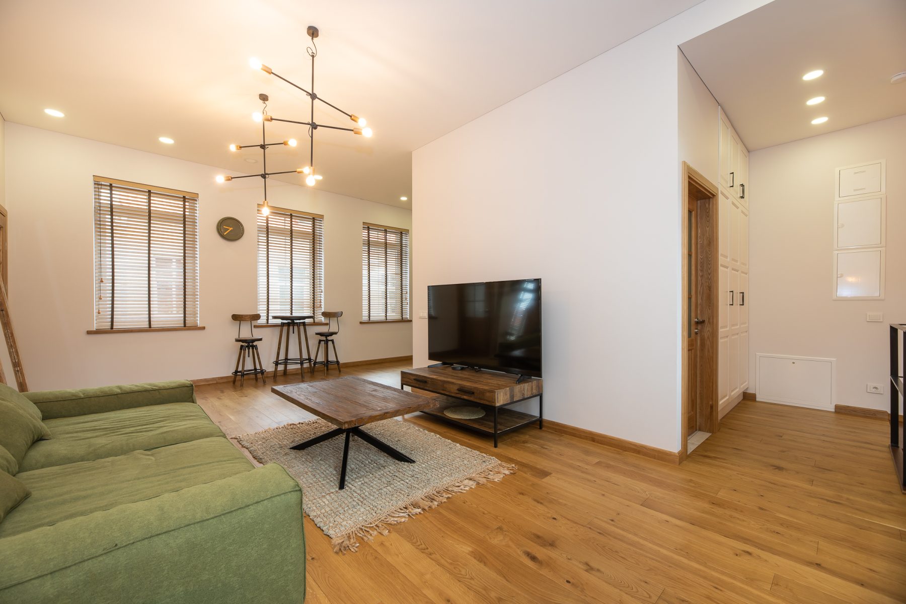 Moderni svetainės erdvė su poilsio zona