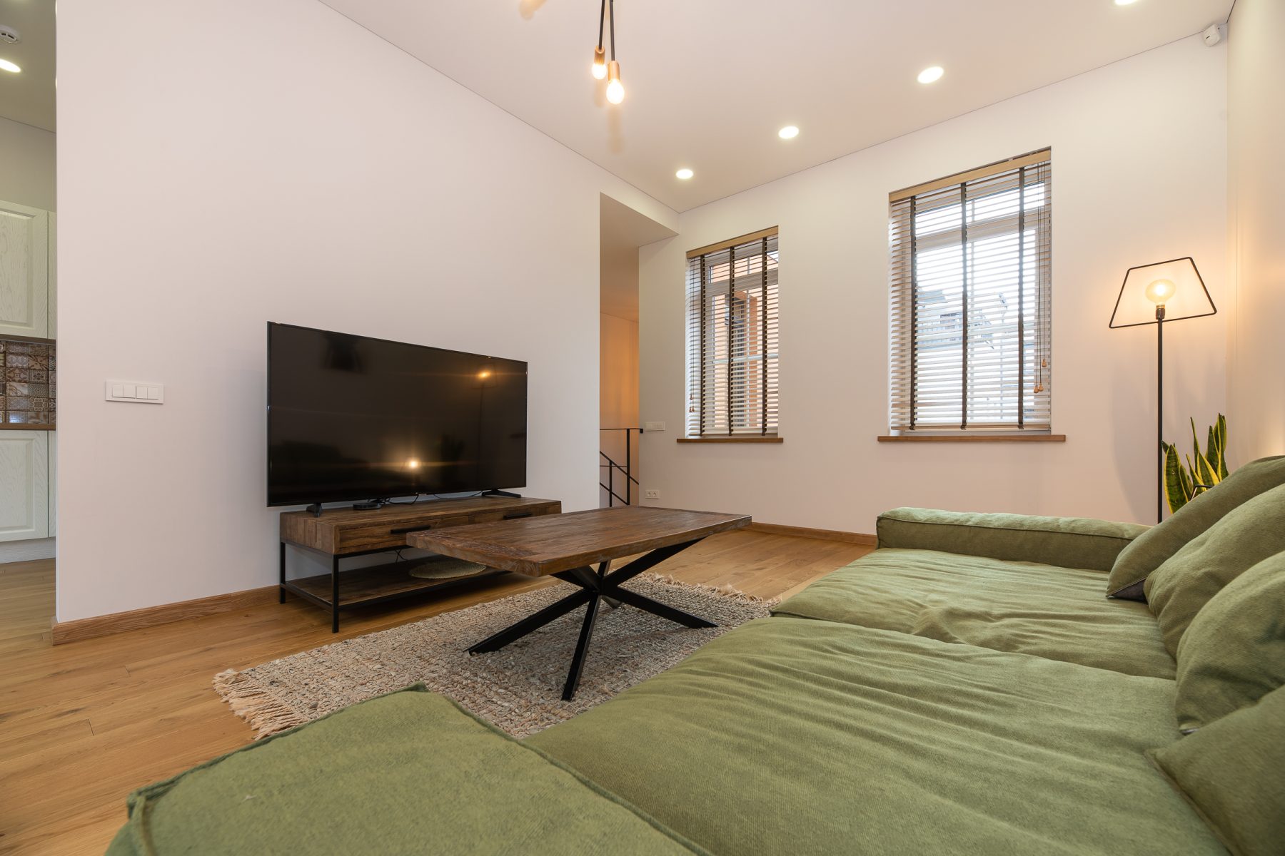 Moderni svetainės erdvė su poilsio zona