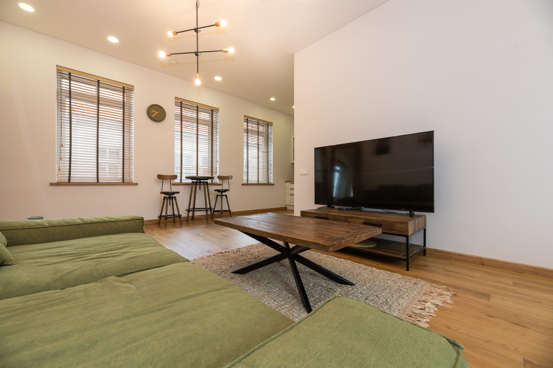 Moderni svetainės erdvė su poilsio zona