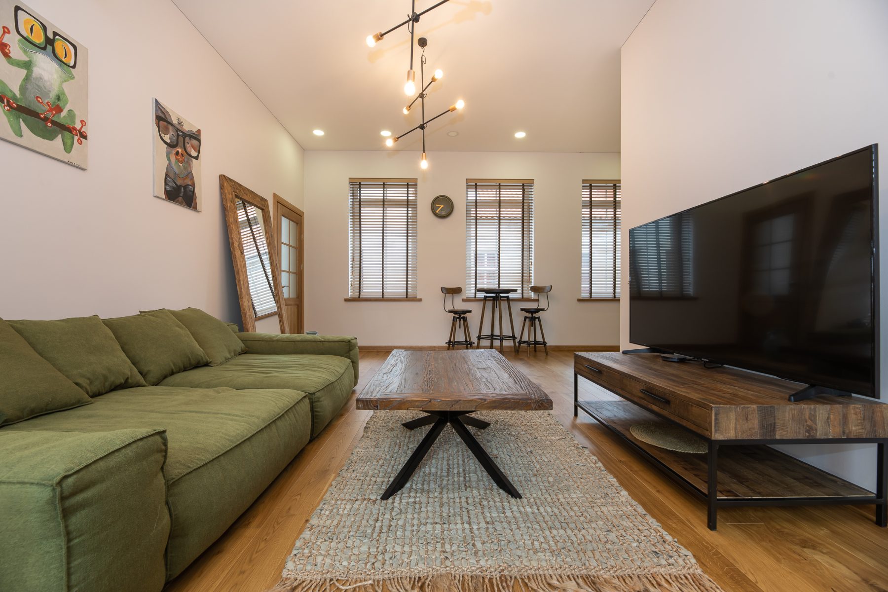 Moderni svetainės erdvė su poilsio zona