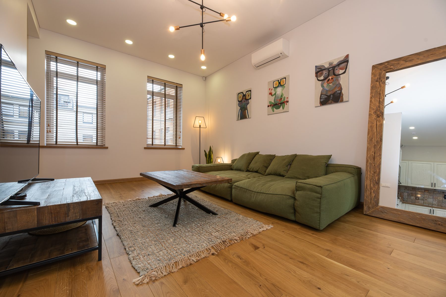 Moderni svetainės erdvė su poilsio zona