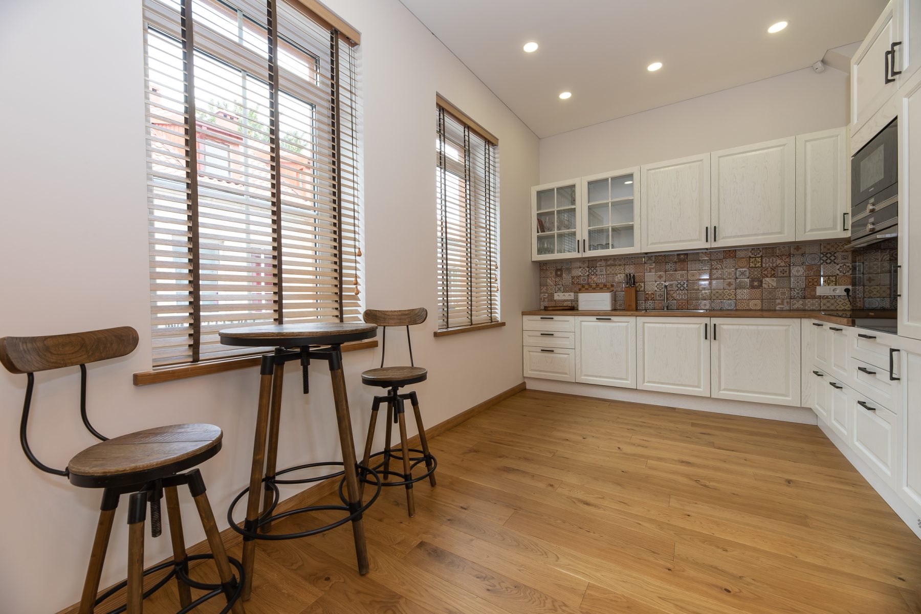 Erdvi svetainės, virtuvės ir valgomojo zona moderniame bute