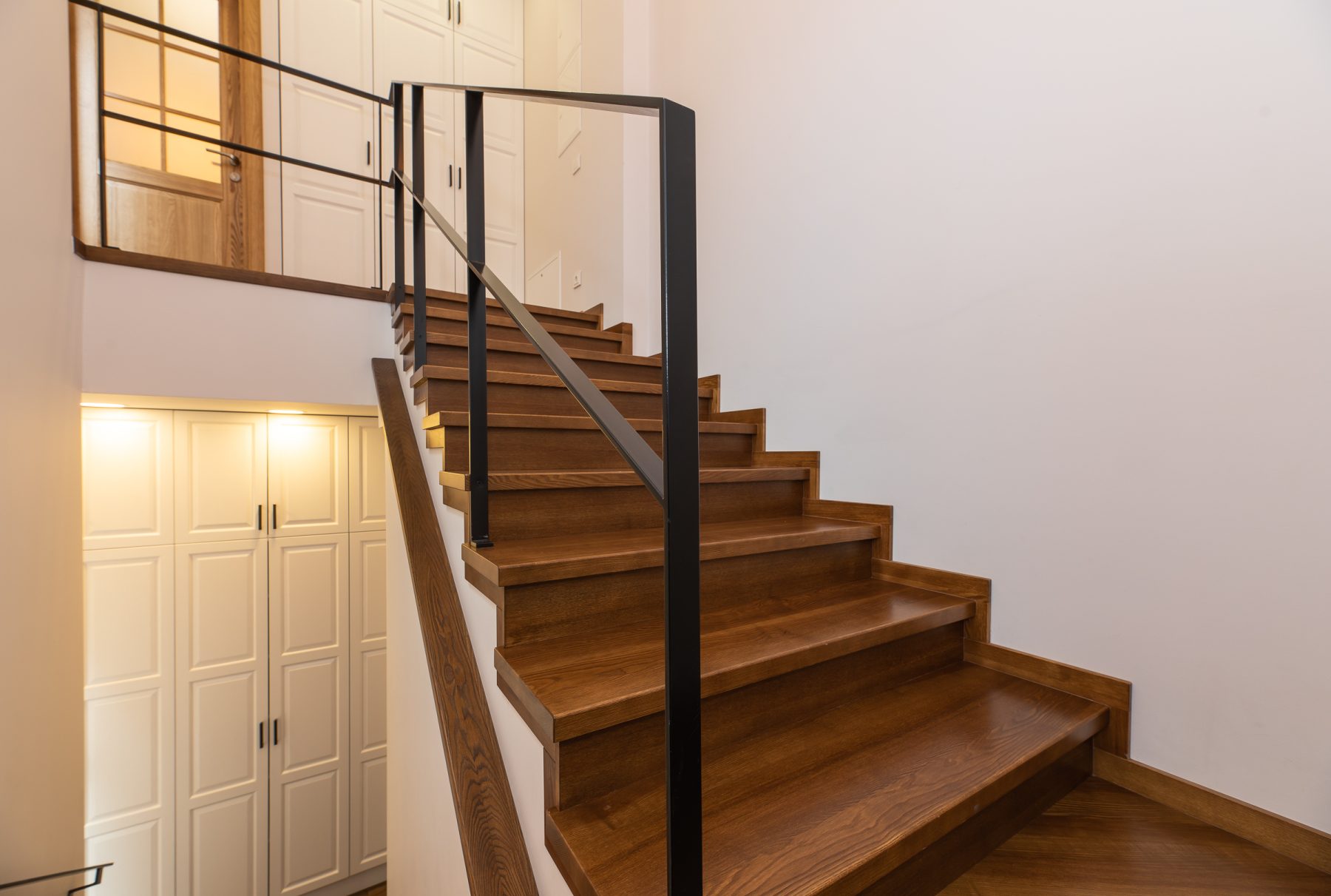 Dviejų aukštų butas - modernus interjeras