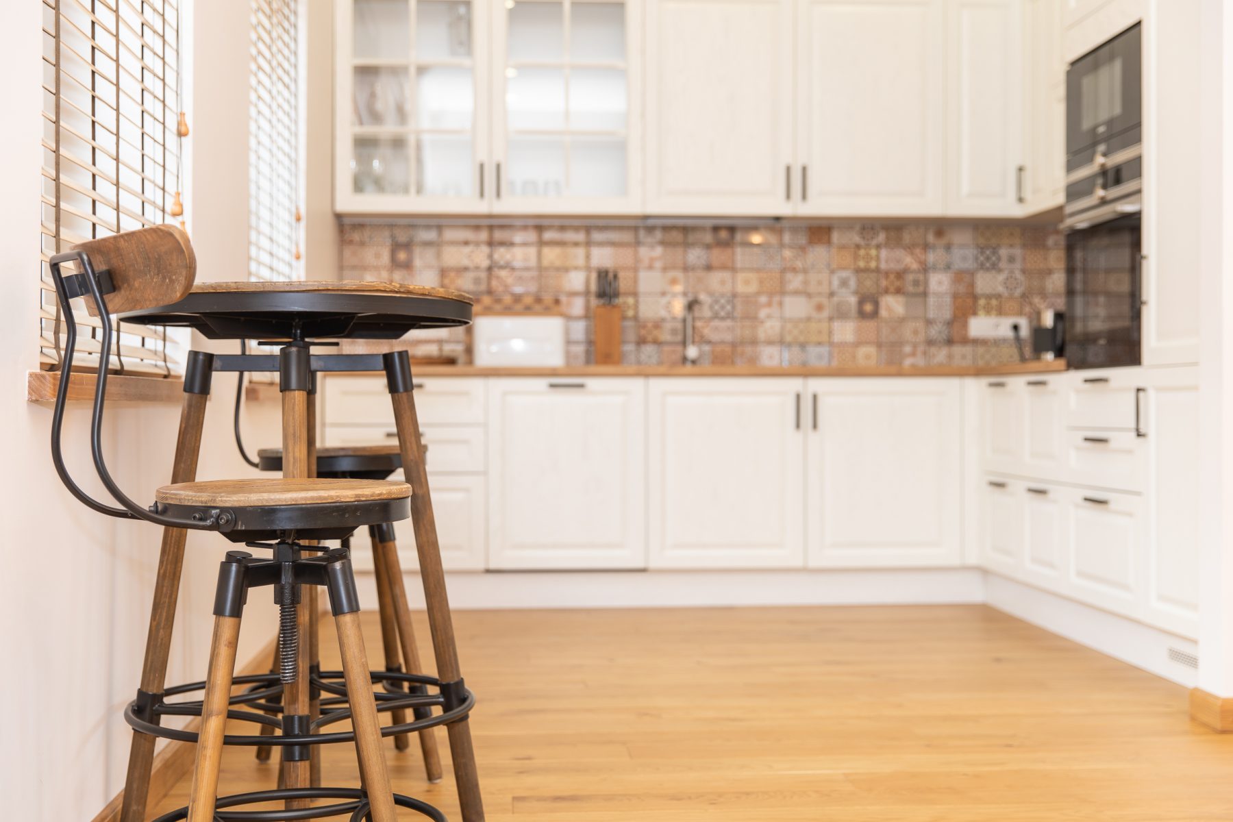 Erdvi svetainės, virtuvės ir valgomojo zona moderniame bute