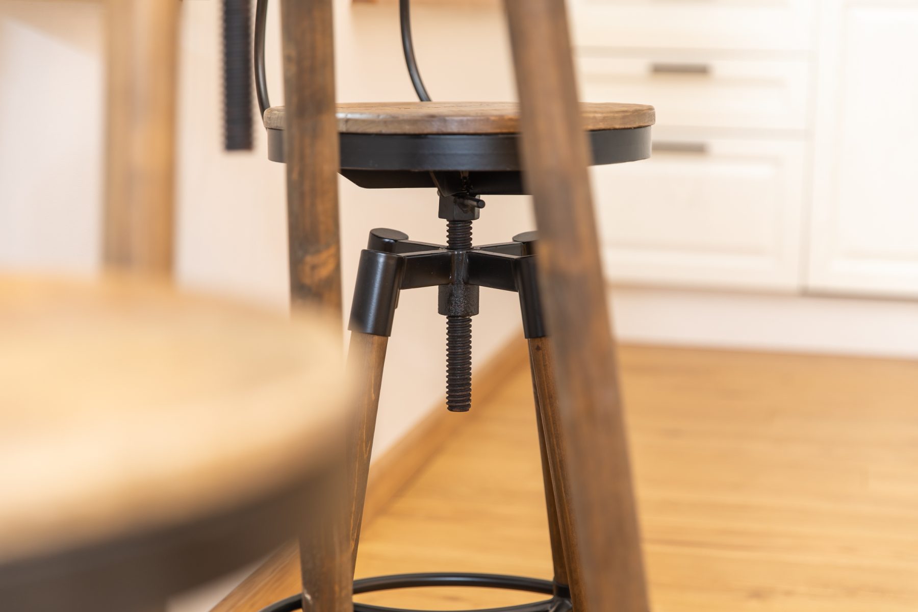 Erdvi svetainės, virtuvės ir valgomojo zona moderniame bute