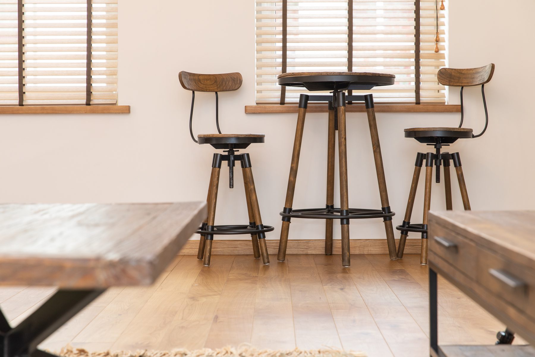 Erdvi svetainės, virtuvės ir valgomojo zona moderniame bute