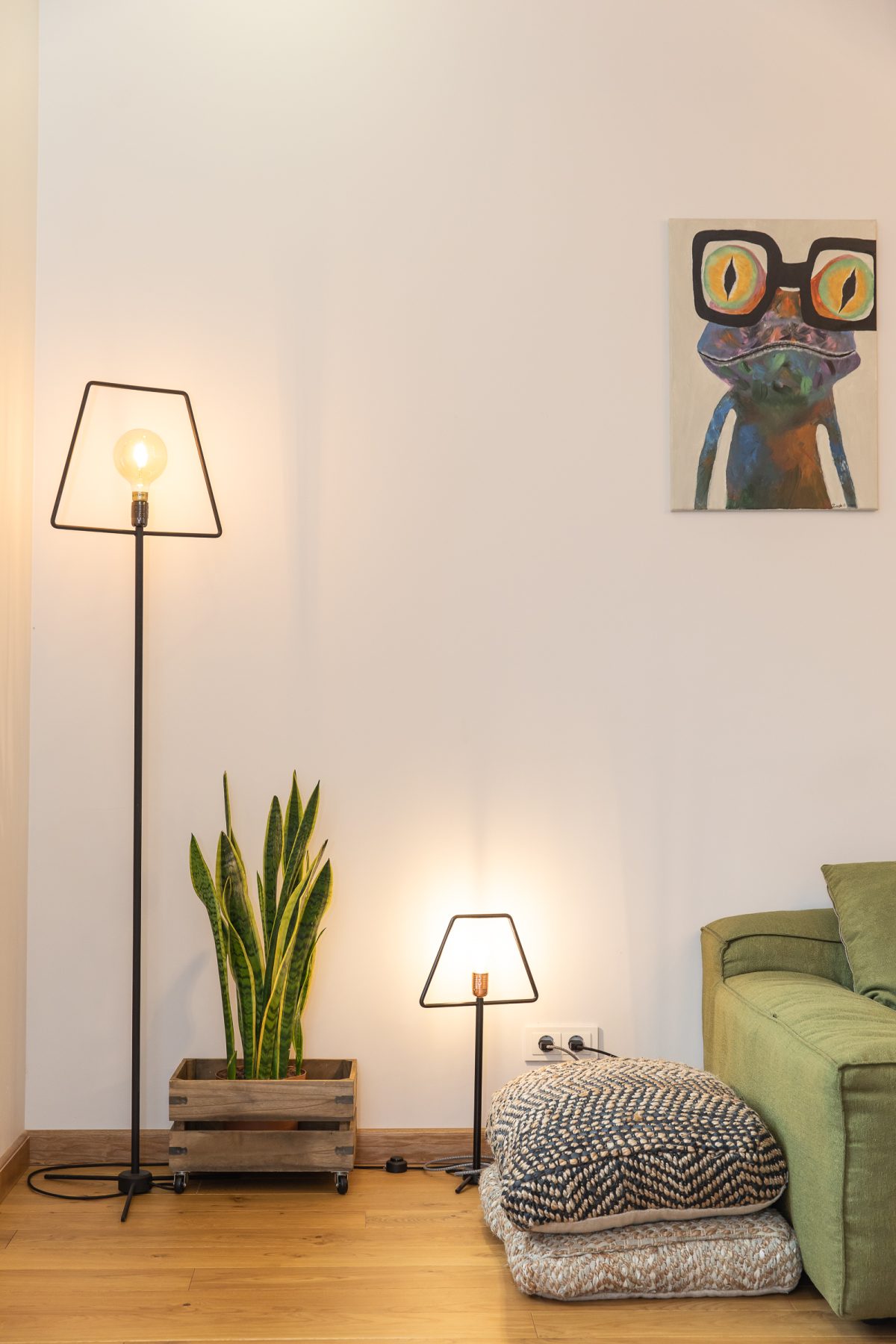 Erdvi svetainės, virtuvės ir valgomojo zona moderniame bute