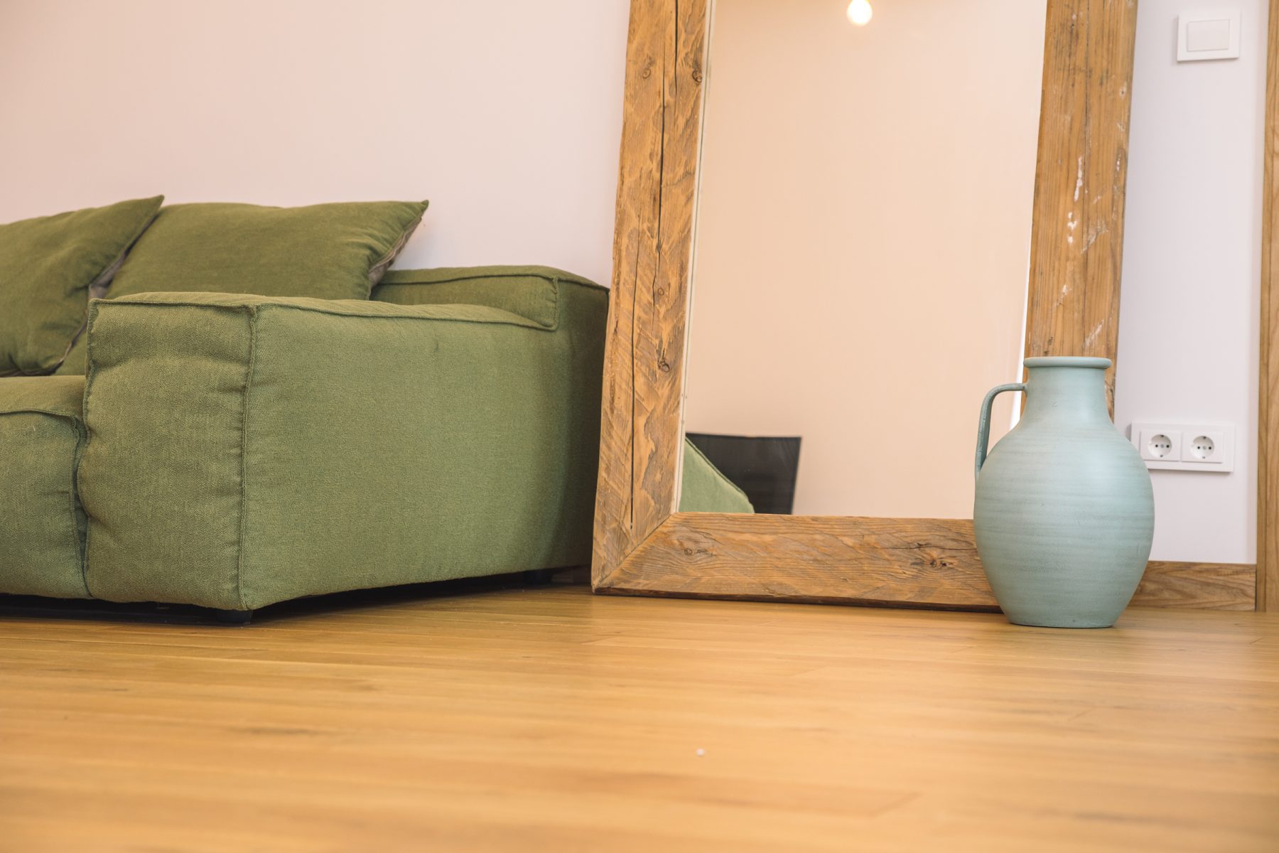 Dekoro akcentai - vaza ir veidrodis