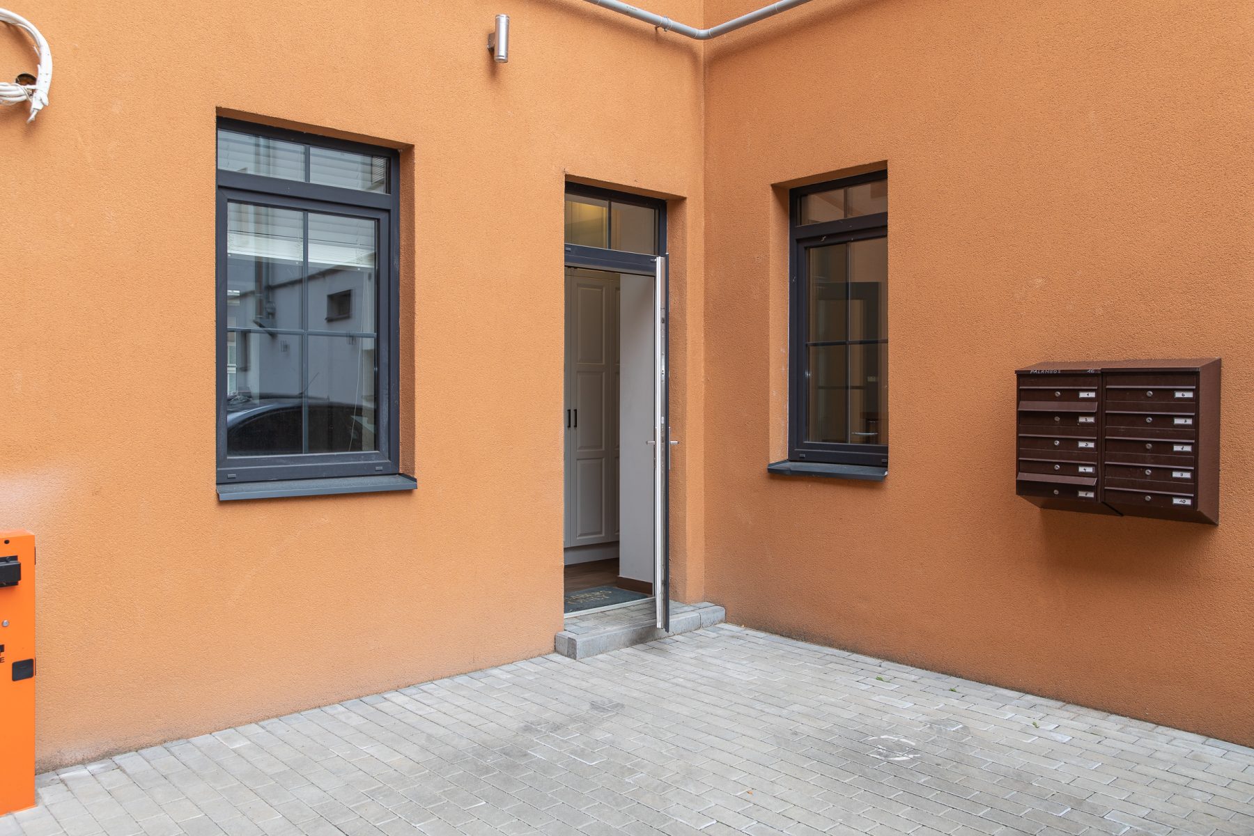 Dviejų aukštų butas - išorės įėjimas - modernus fasadas