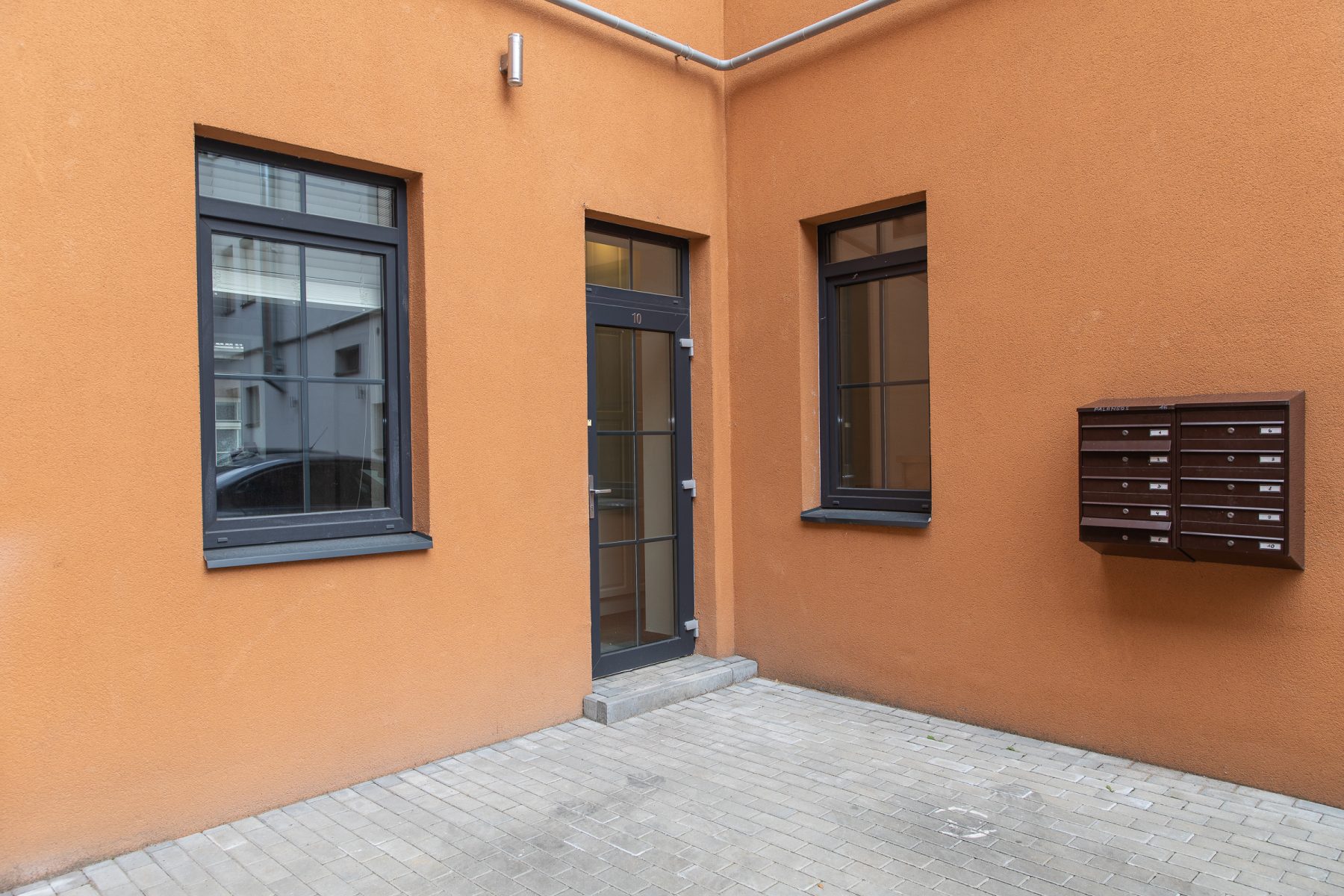 Dviejų aukštų butas - išorės įėjimas - modernus fasadas