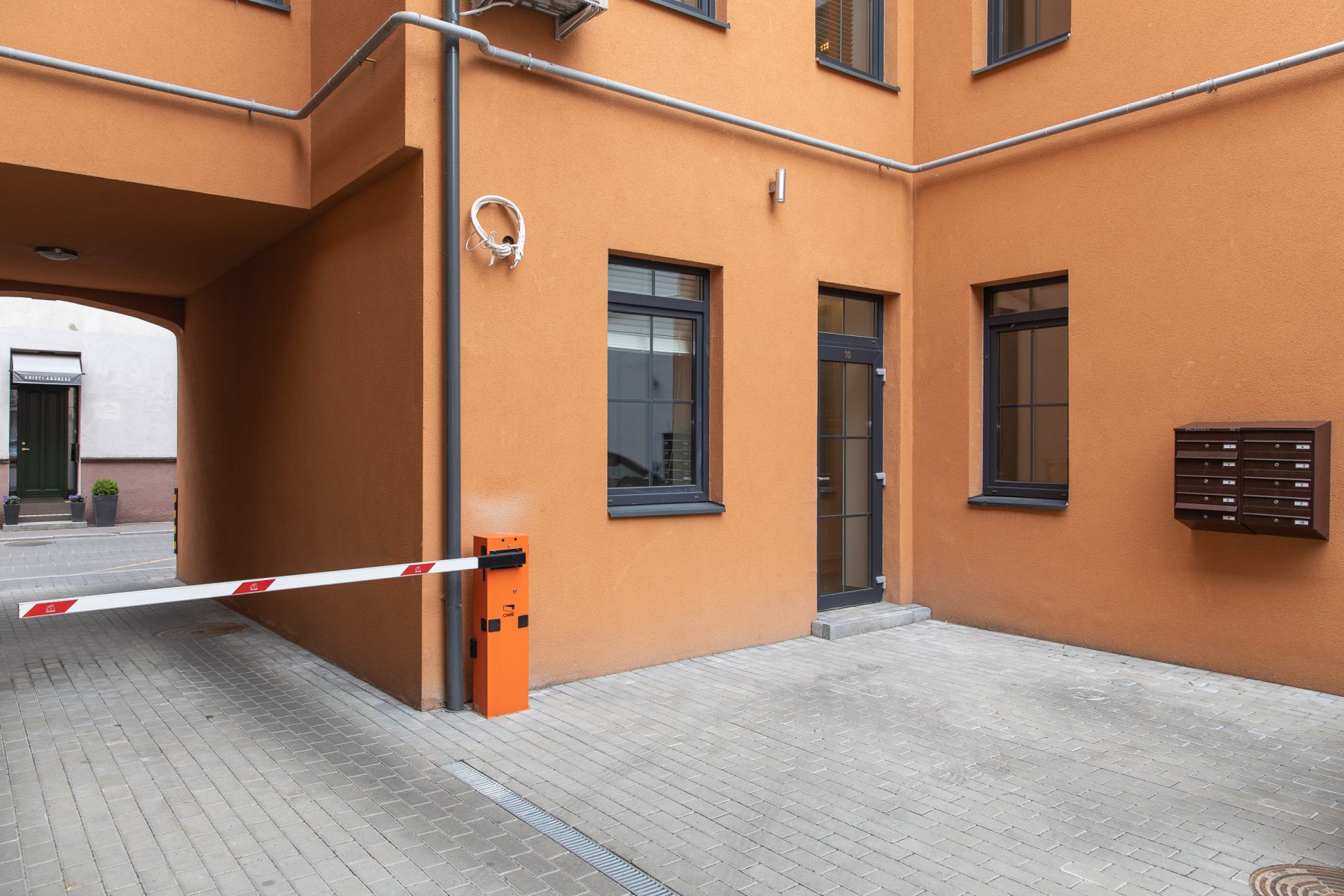 Dviejų aukštų butas - išorės įėjimas - modernus fasadas