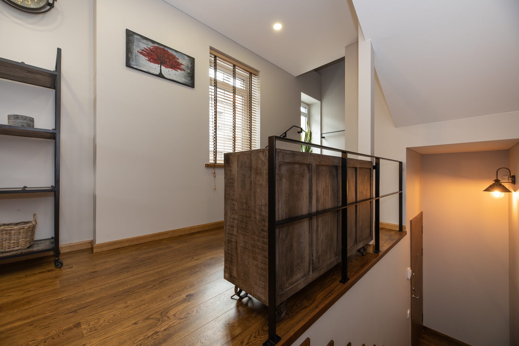 Modernus, stilingai įrengtas buto interjeras su medinėmis grindimis