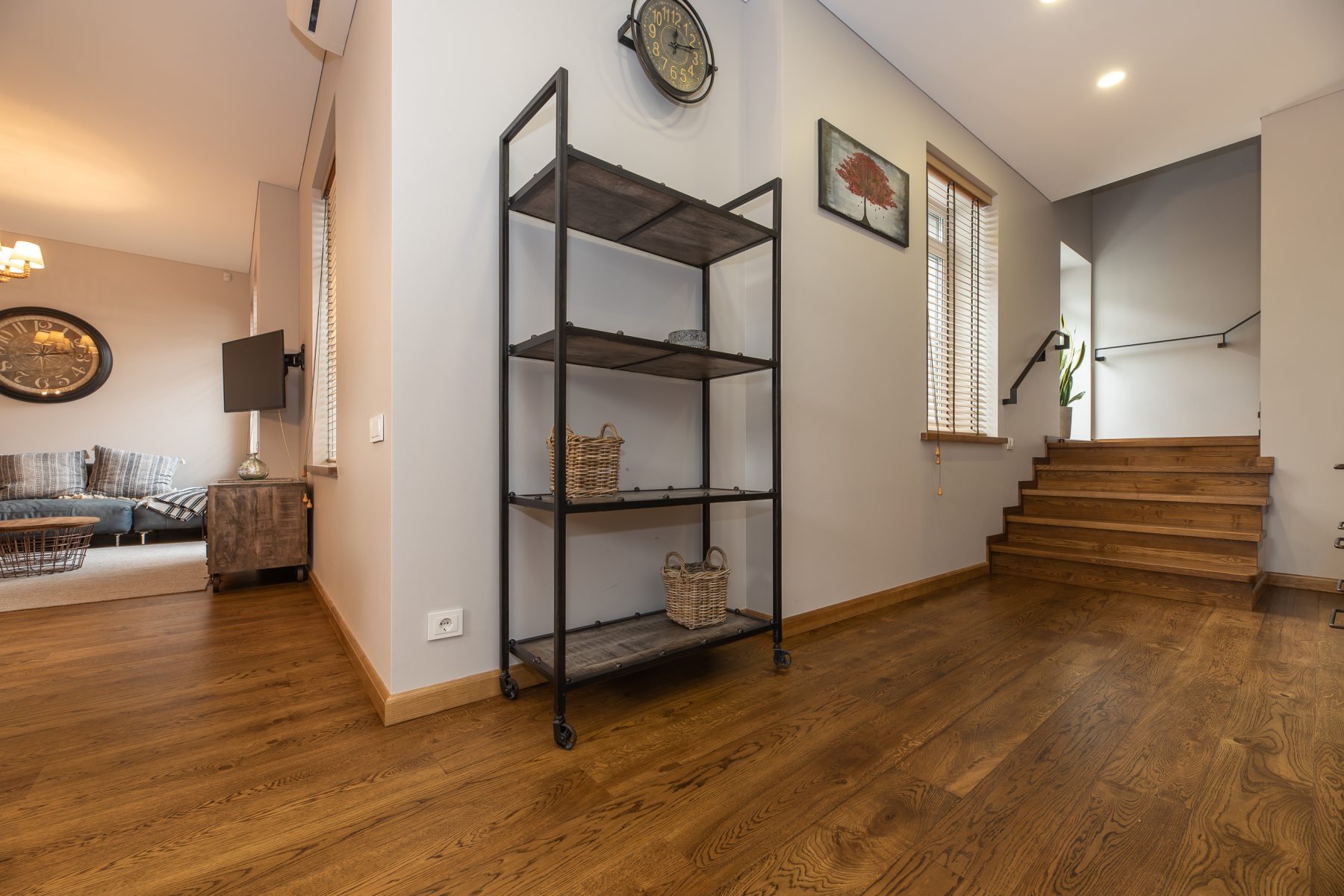 Modernus, stilingai įrengtas buto interjeras su medinėmis grindimis