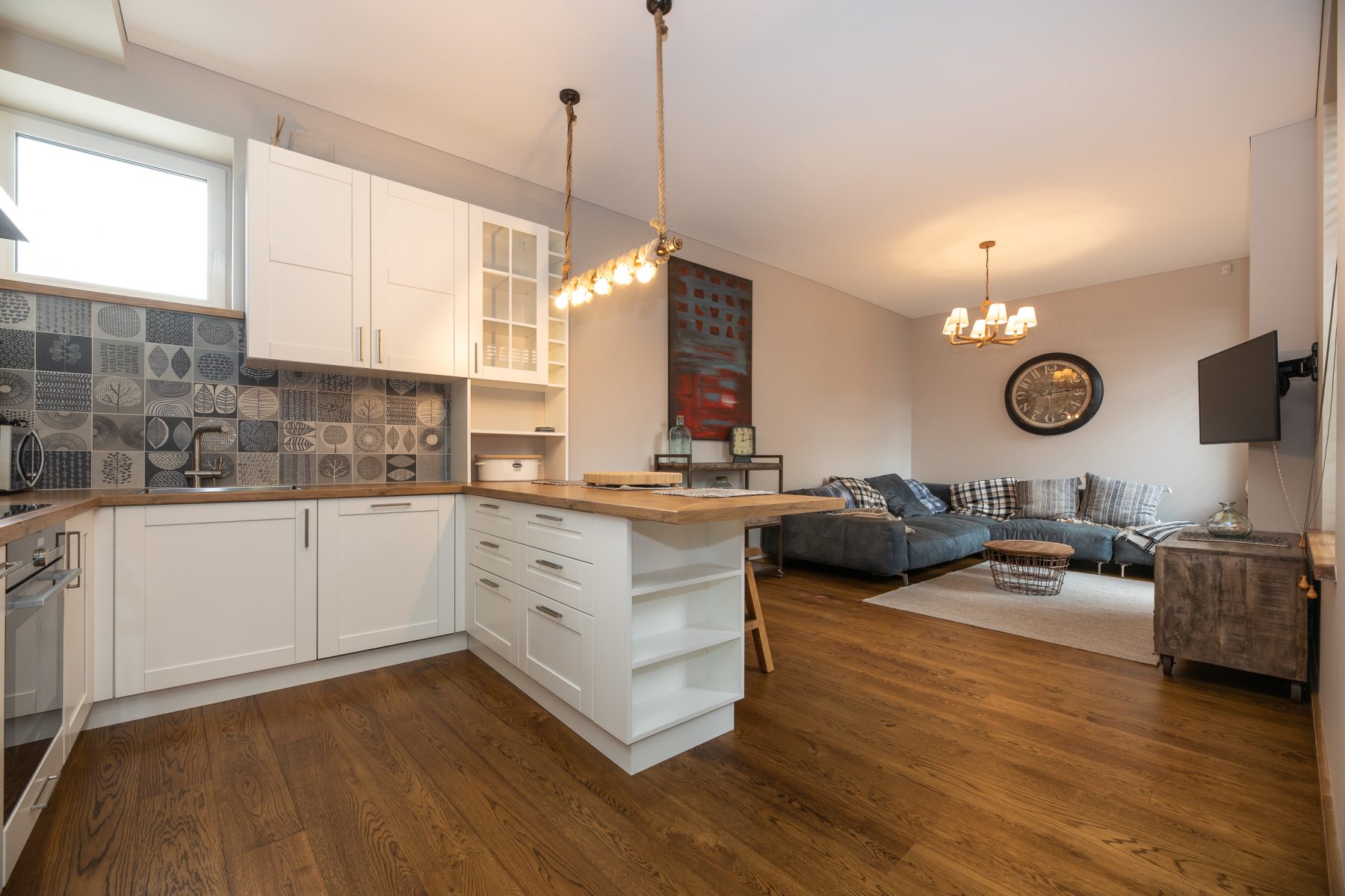 Stilingai įrengta virtuvė su visa buitine technika