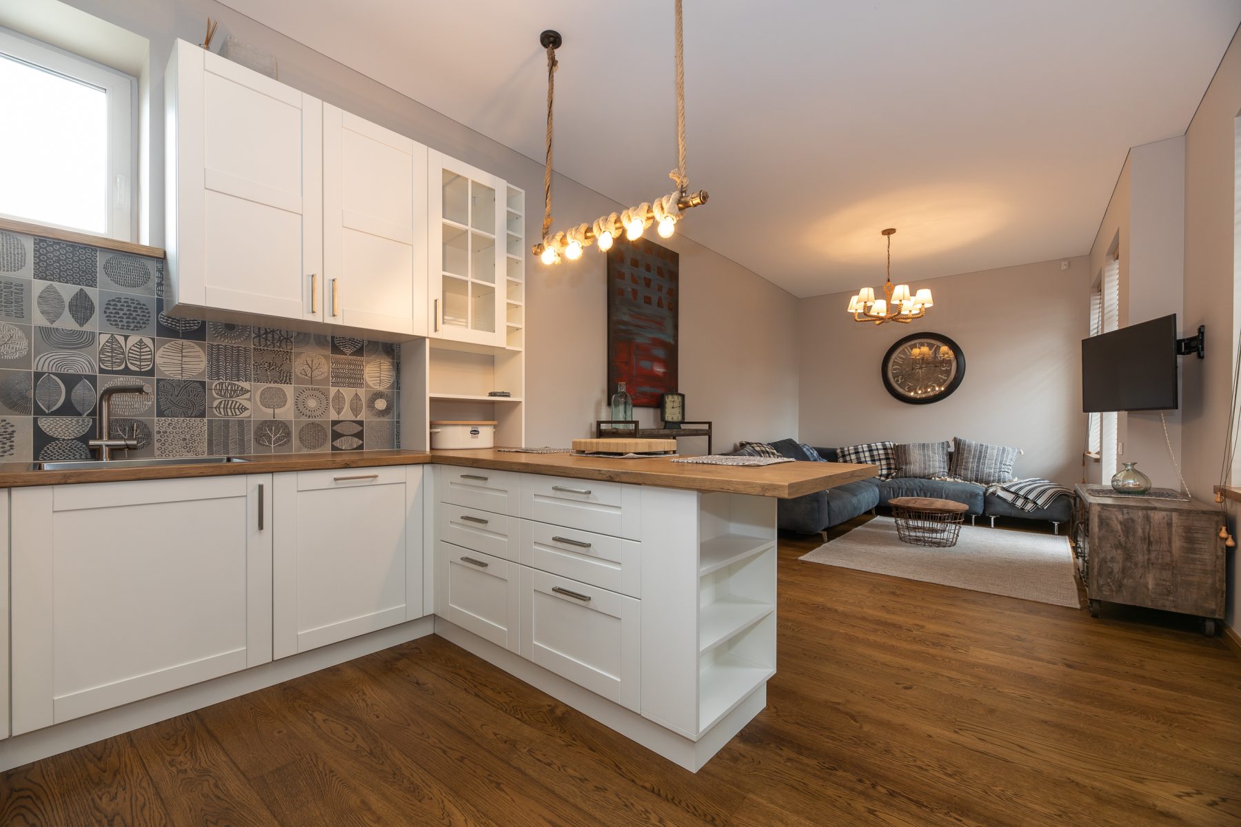 Stilingai įrengta virtuvė su visa buitine technika