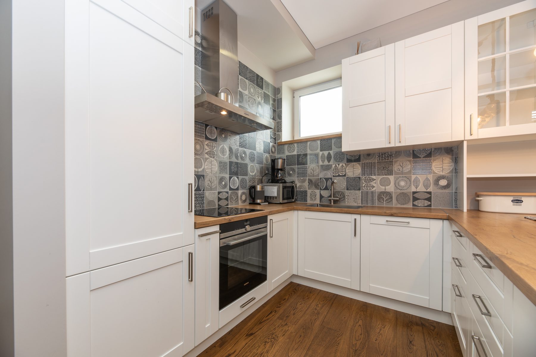 Stilingai įrengta virtuvė su visa buitine technika