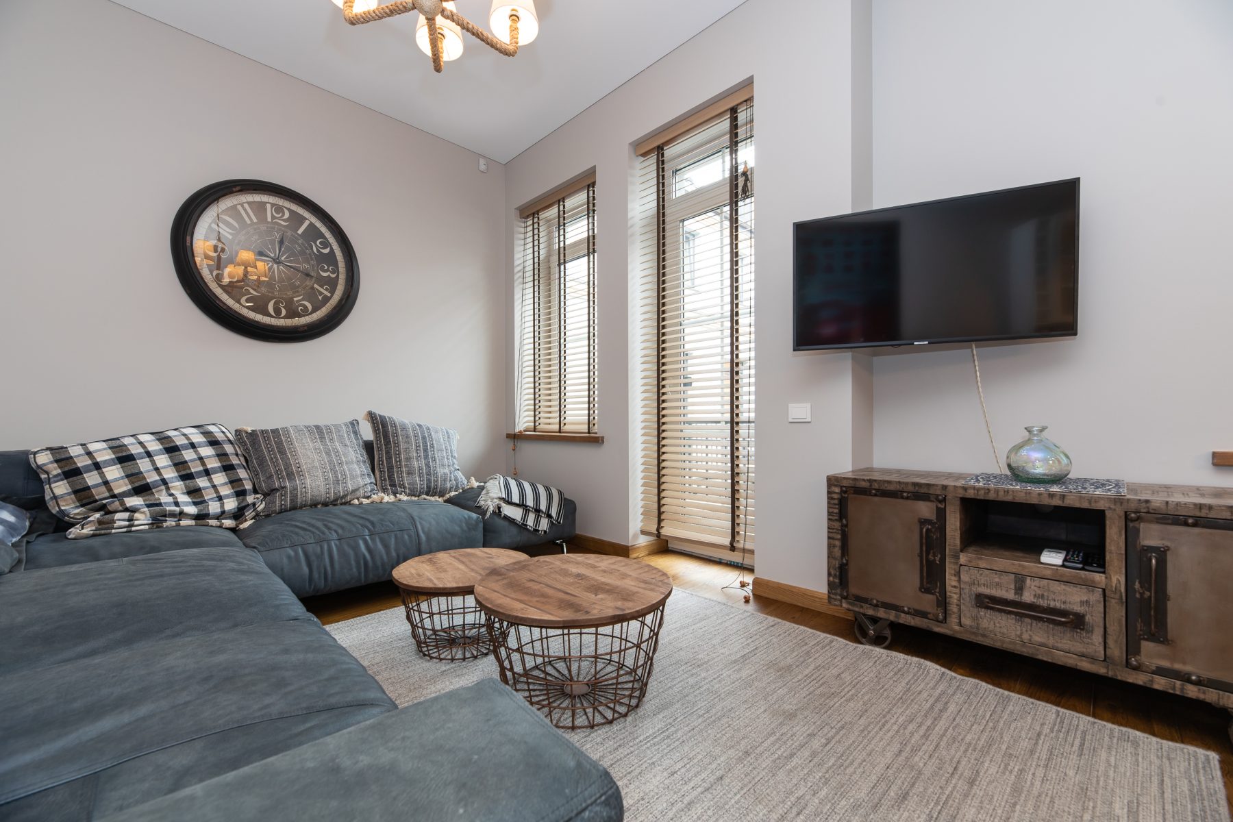 Sofa, kavos staliukas - modernus interjeras