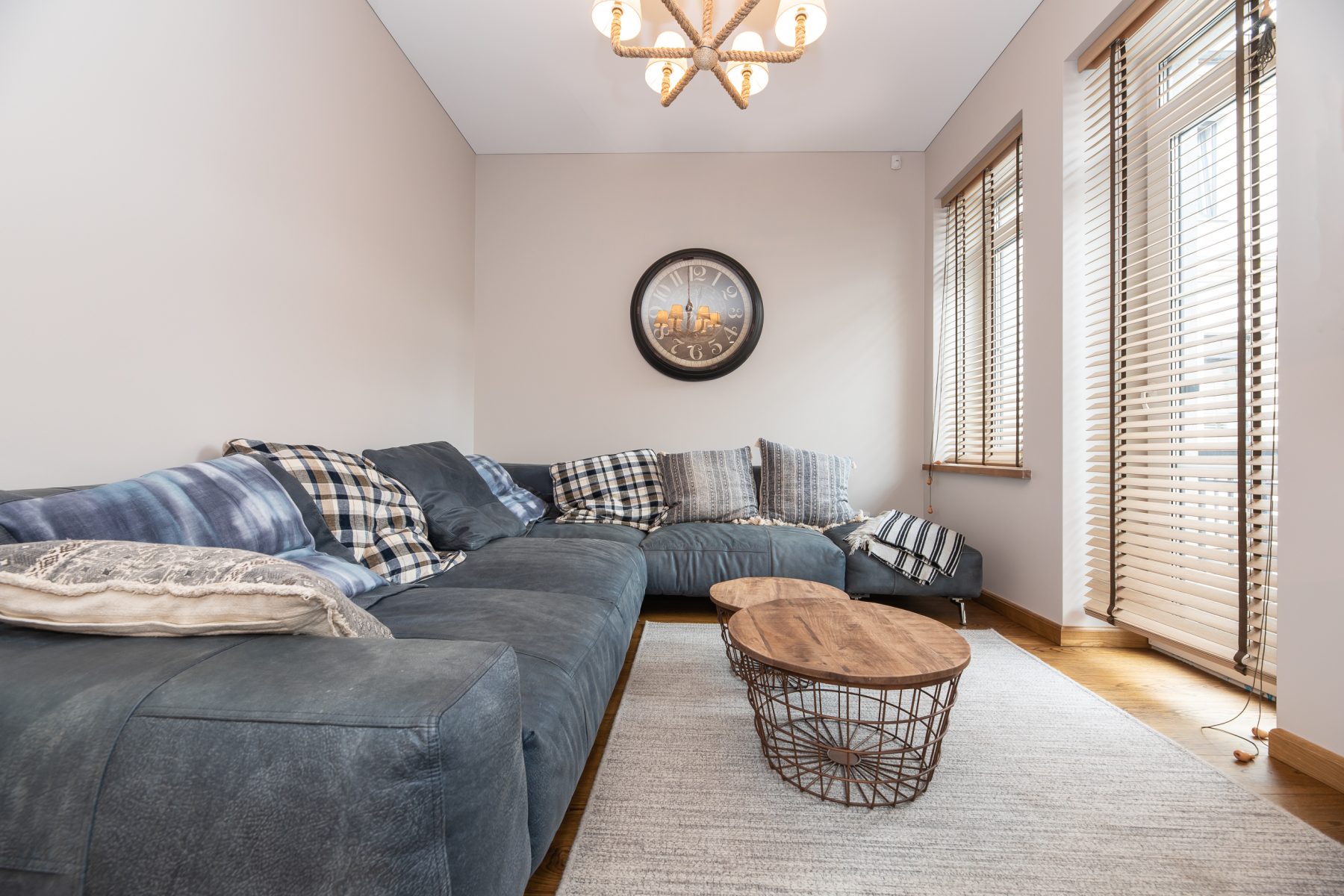 Sofa, kavos staliukas - modernus interjeras