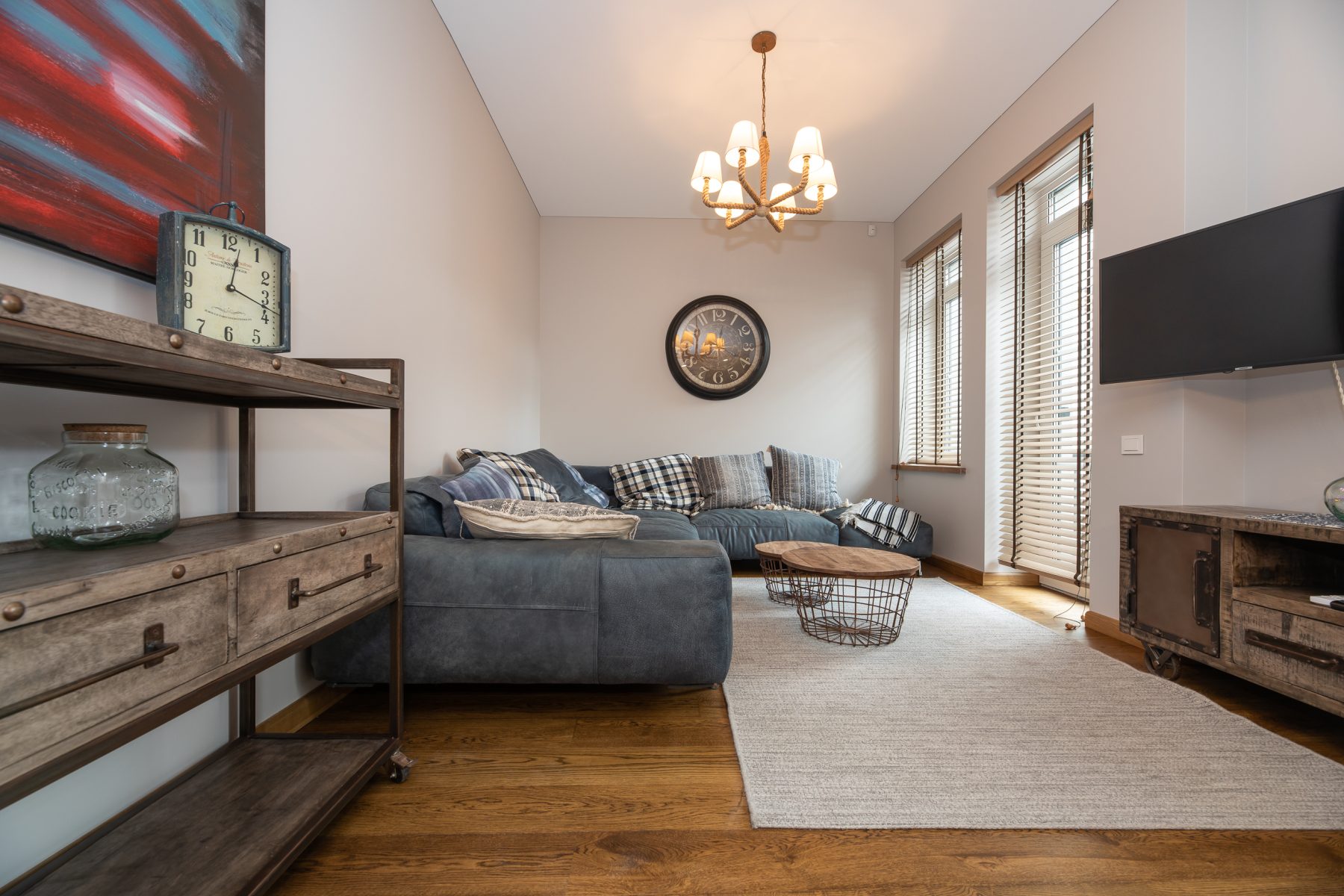 Sofa, kavos staliukas - modernus interjeras