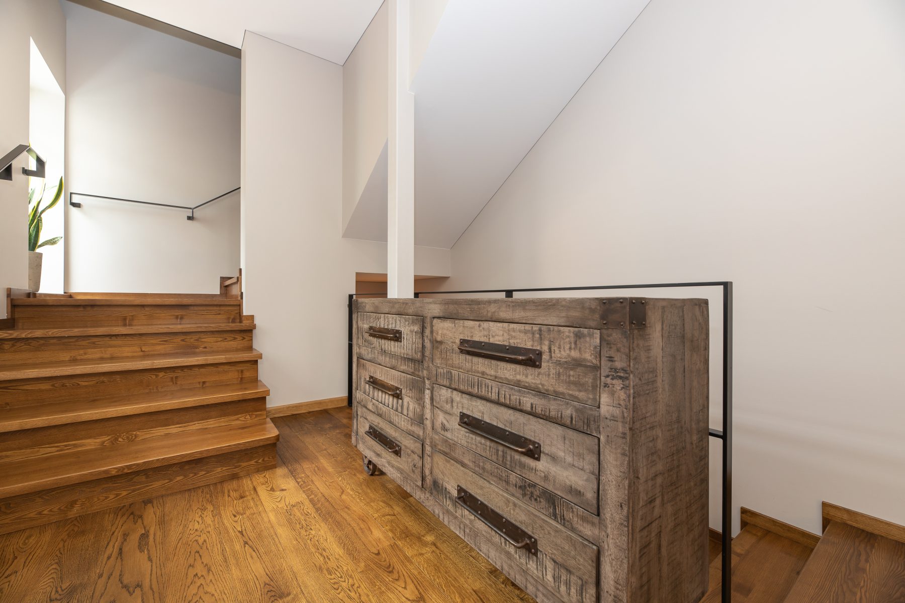 Modernus, stilingai įrengtas buto interjeras su medinėmis grindimis