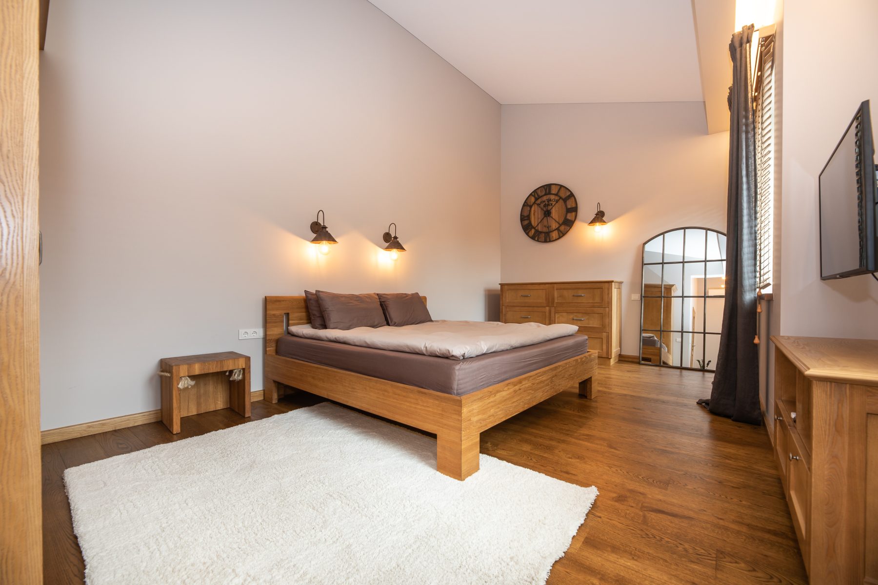 Miegamasis su medinėm spintomis