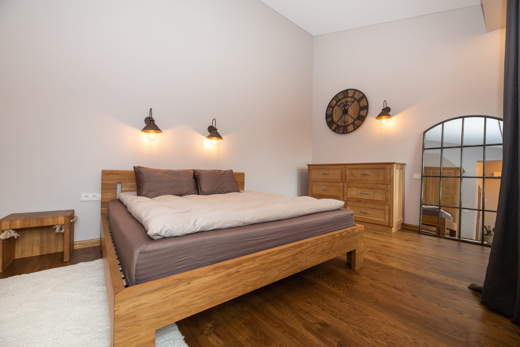 Miegamasis su medinėm spintomis