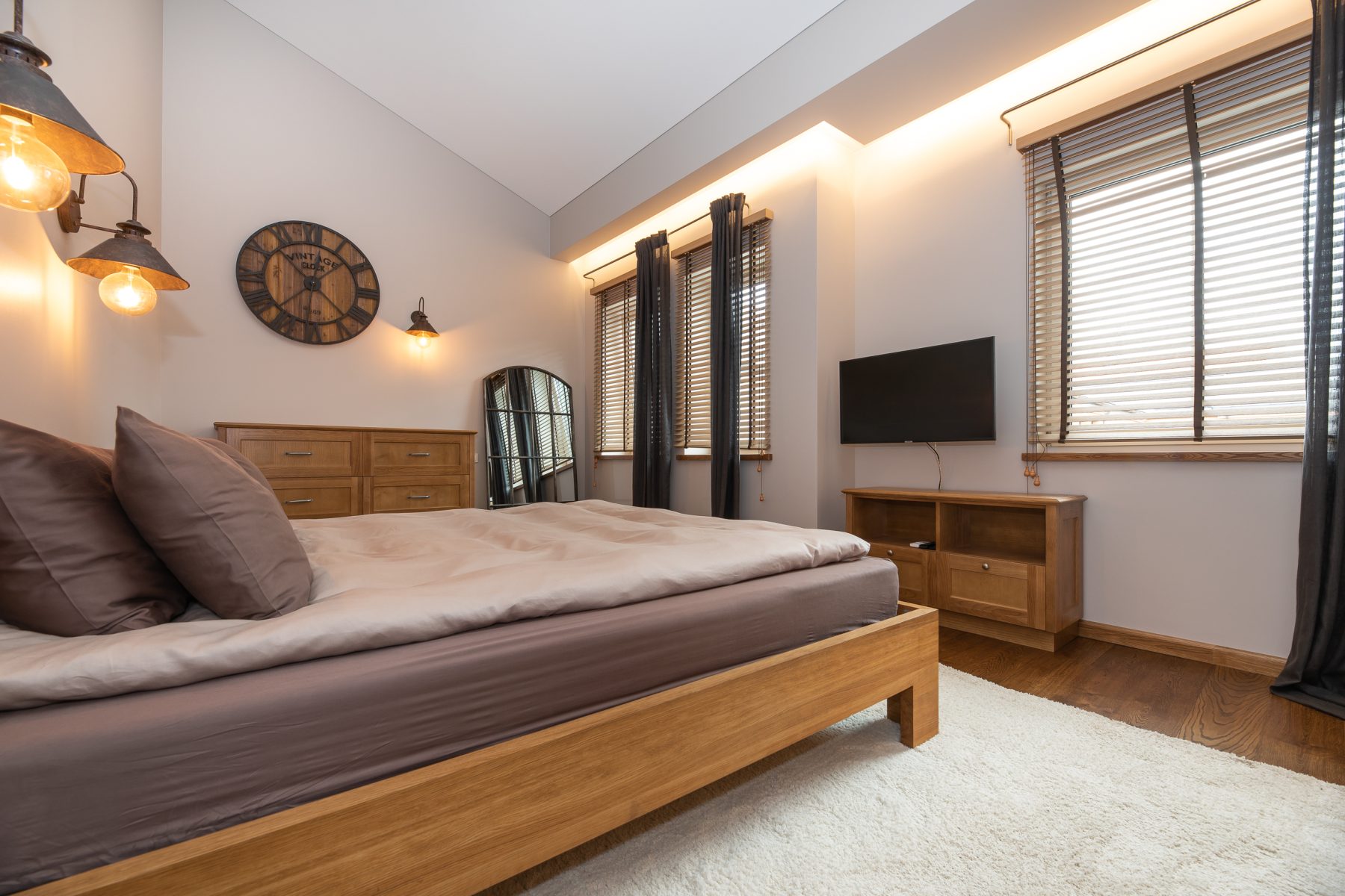 Miegamasis su medinėm spintomis