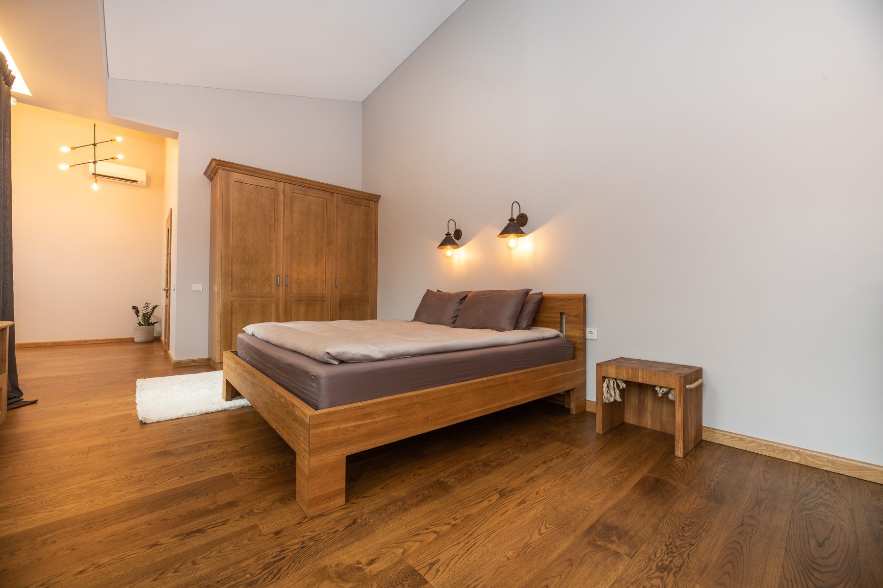 Miegamasis su medinėm spintomis