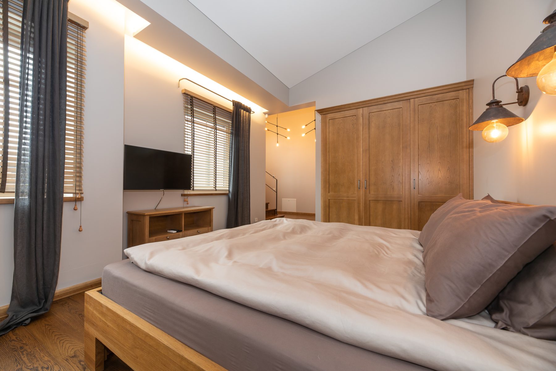 Miegamasis su medinėm spintomis