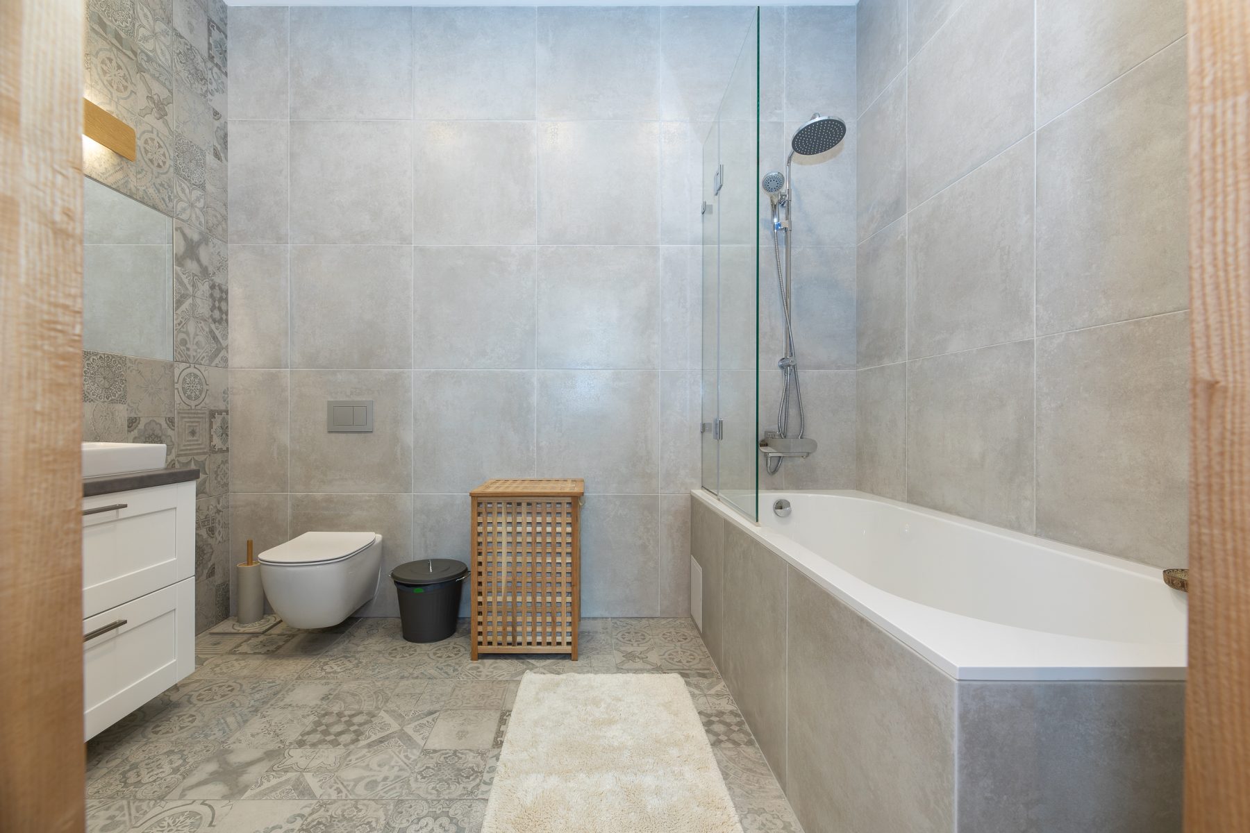 Modernus vonios kambarys su vonia