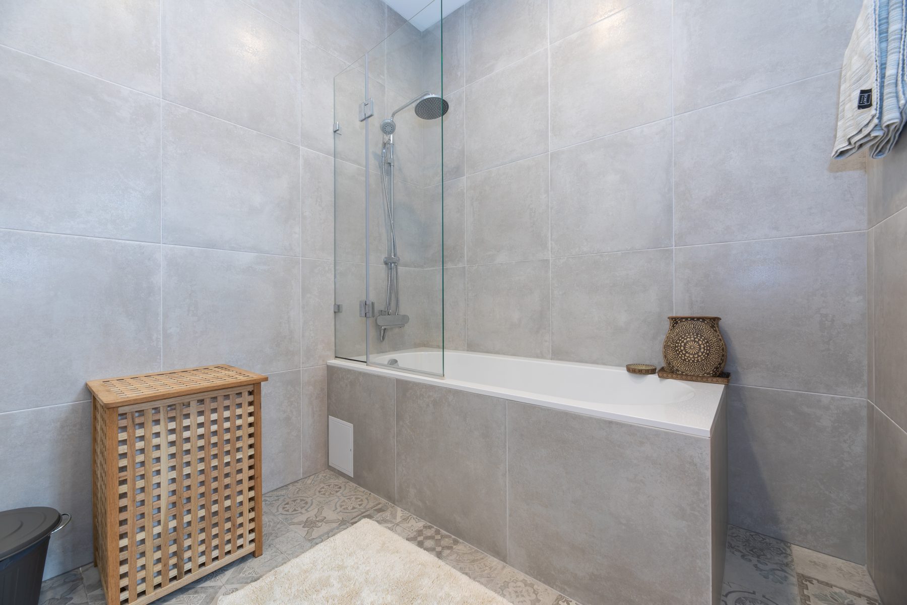 Modernus vonios kambarys su vonia