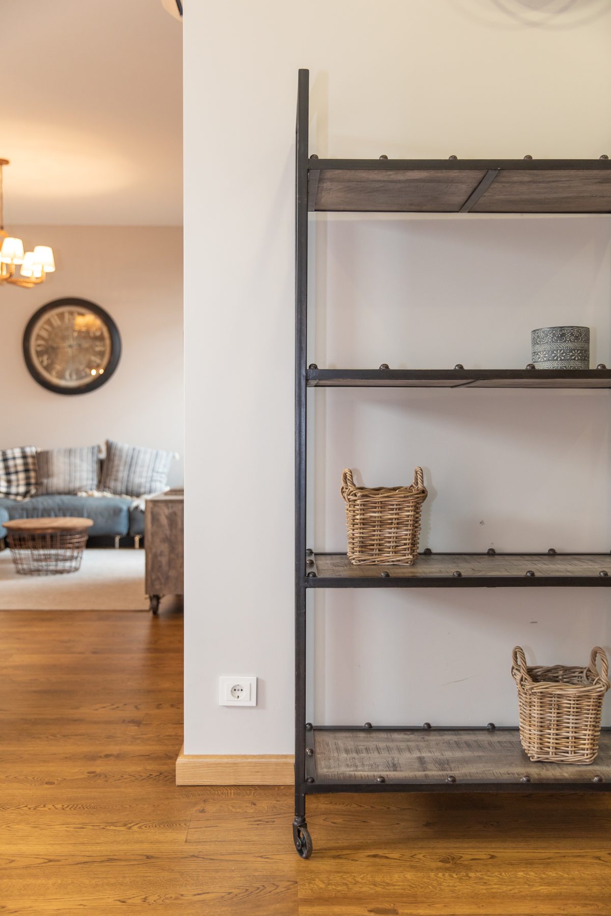 Modernus, stilingai įrengtas buto interjeras su medinėmis grindimis