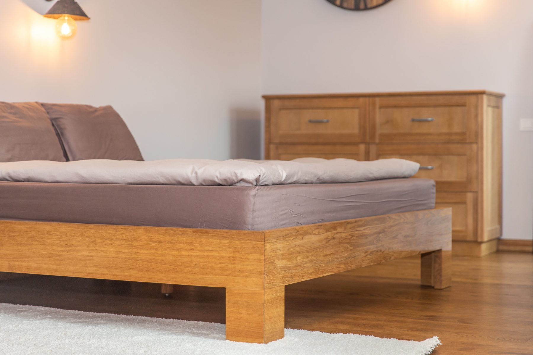 Miegamasis su medinėm spintomis