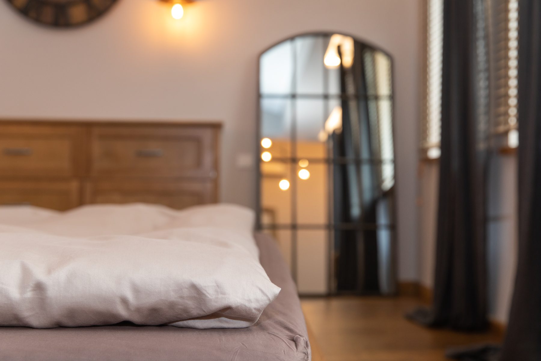 Miegamasis su medinėm spintomis