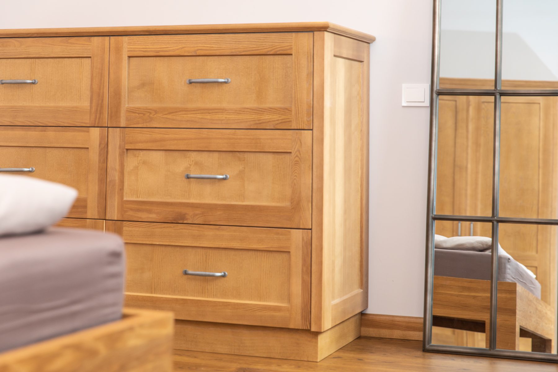 Dekoro akcentai - medinė spinta ir veidrodis