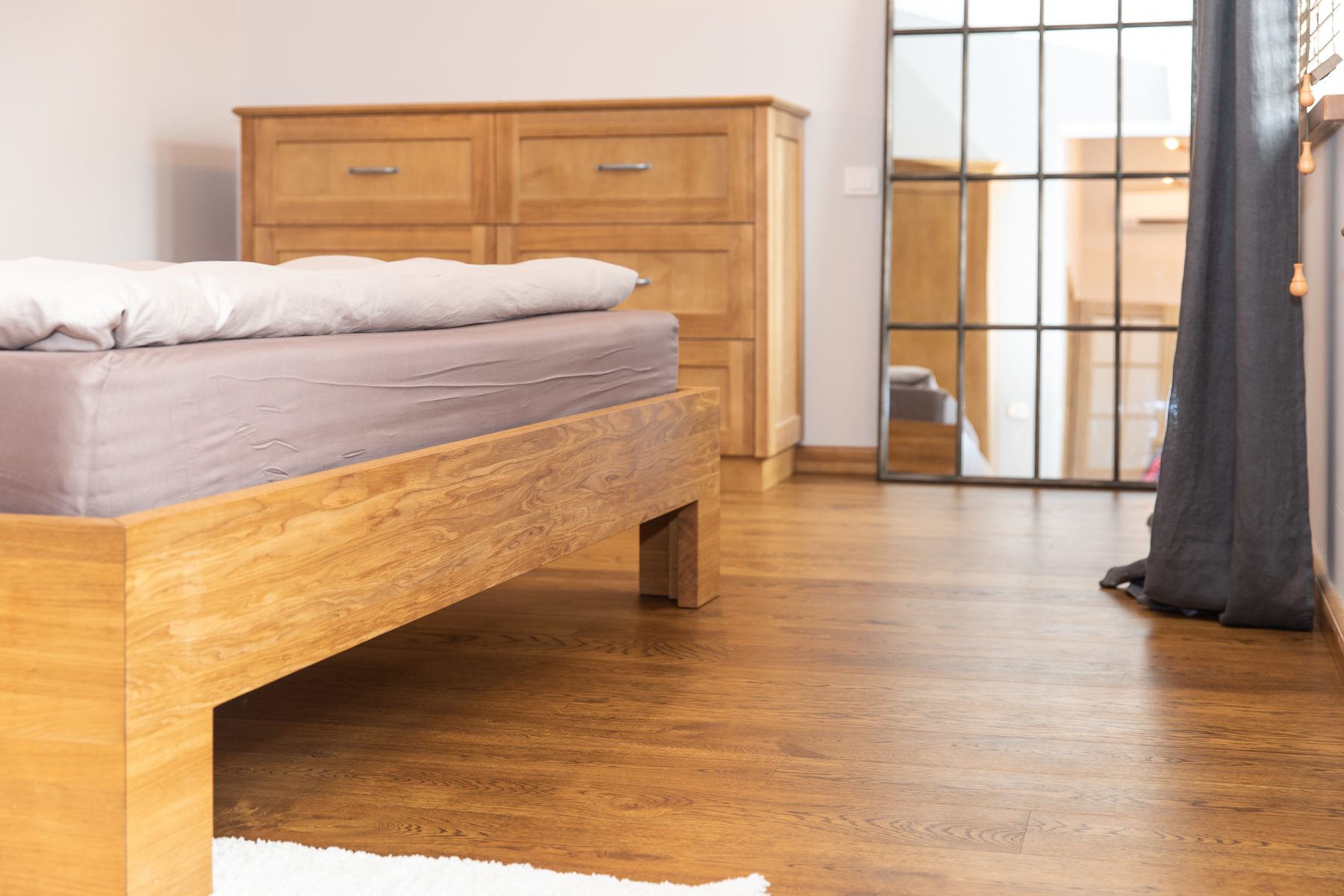 Miegamasis su medinėm spintomis