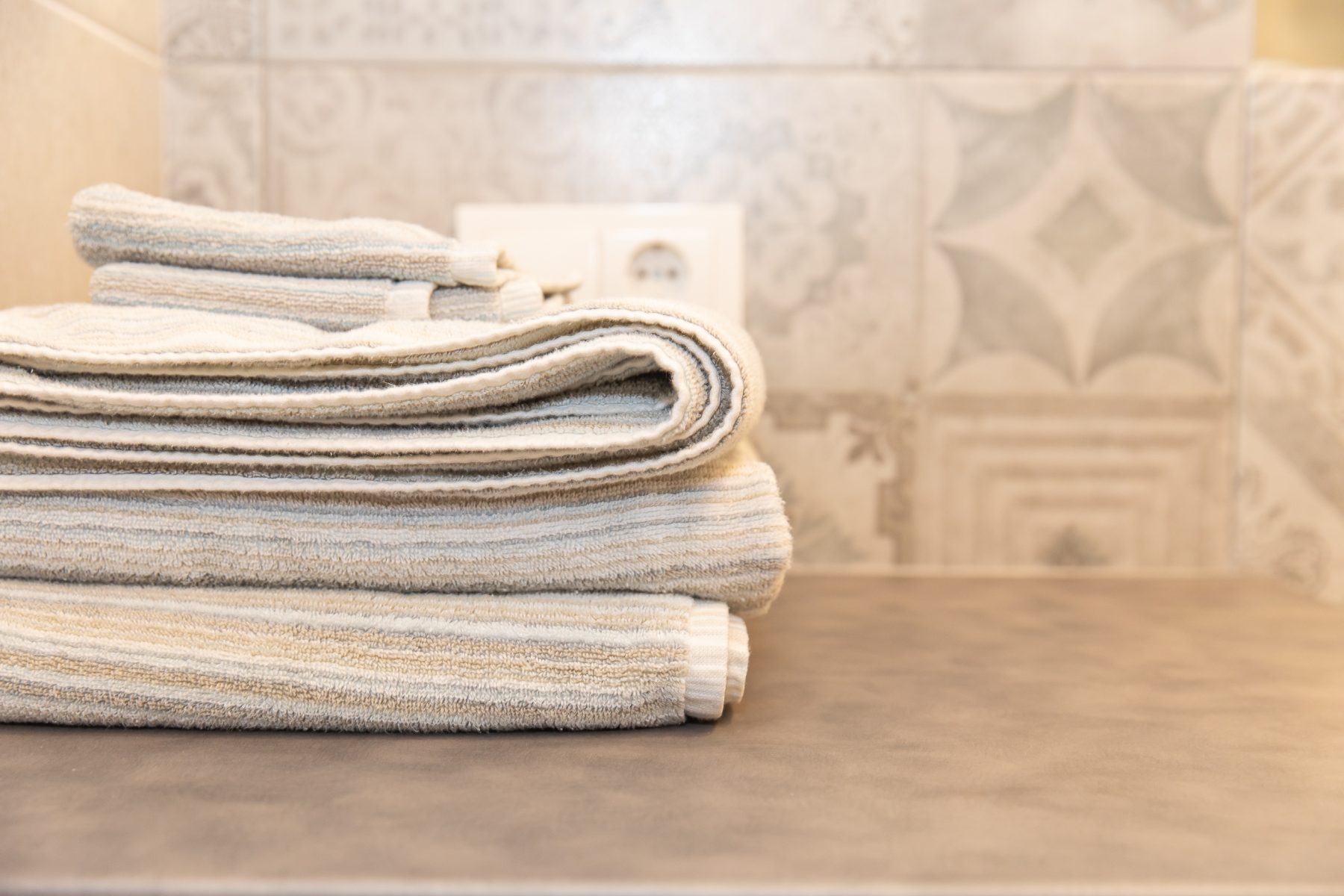 Vonios akcentai - dekoratyvinės plytelės, rankšluoščiai