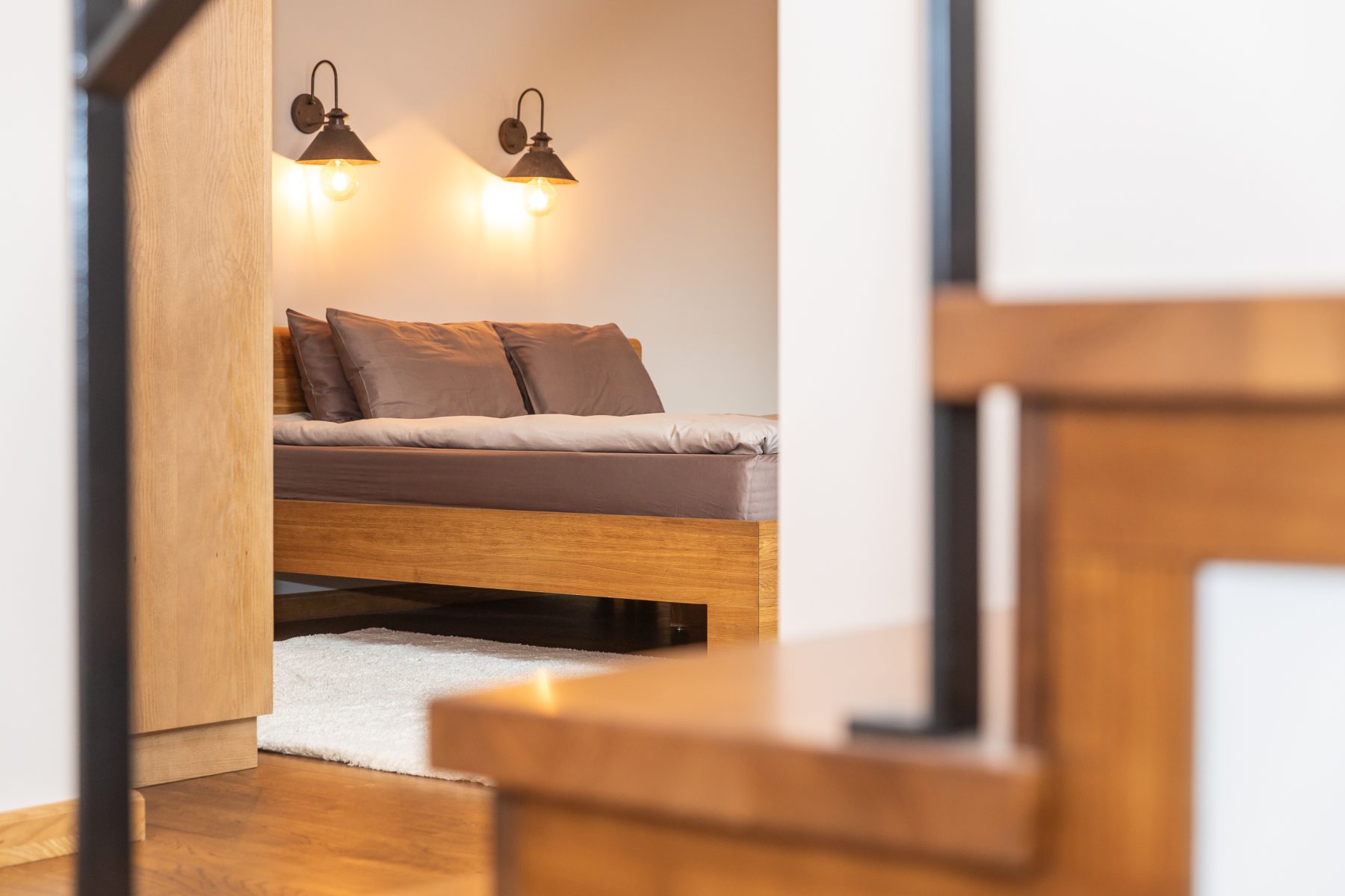 Miegamasis su medinėm spintomis