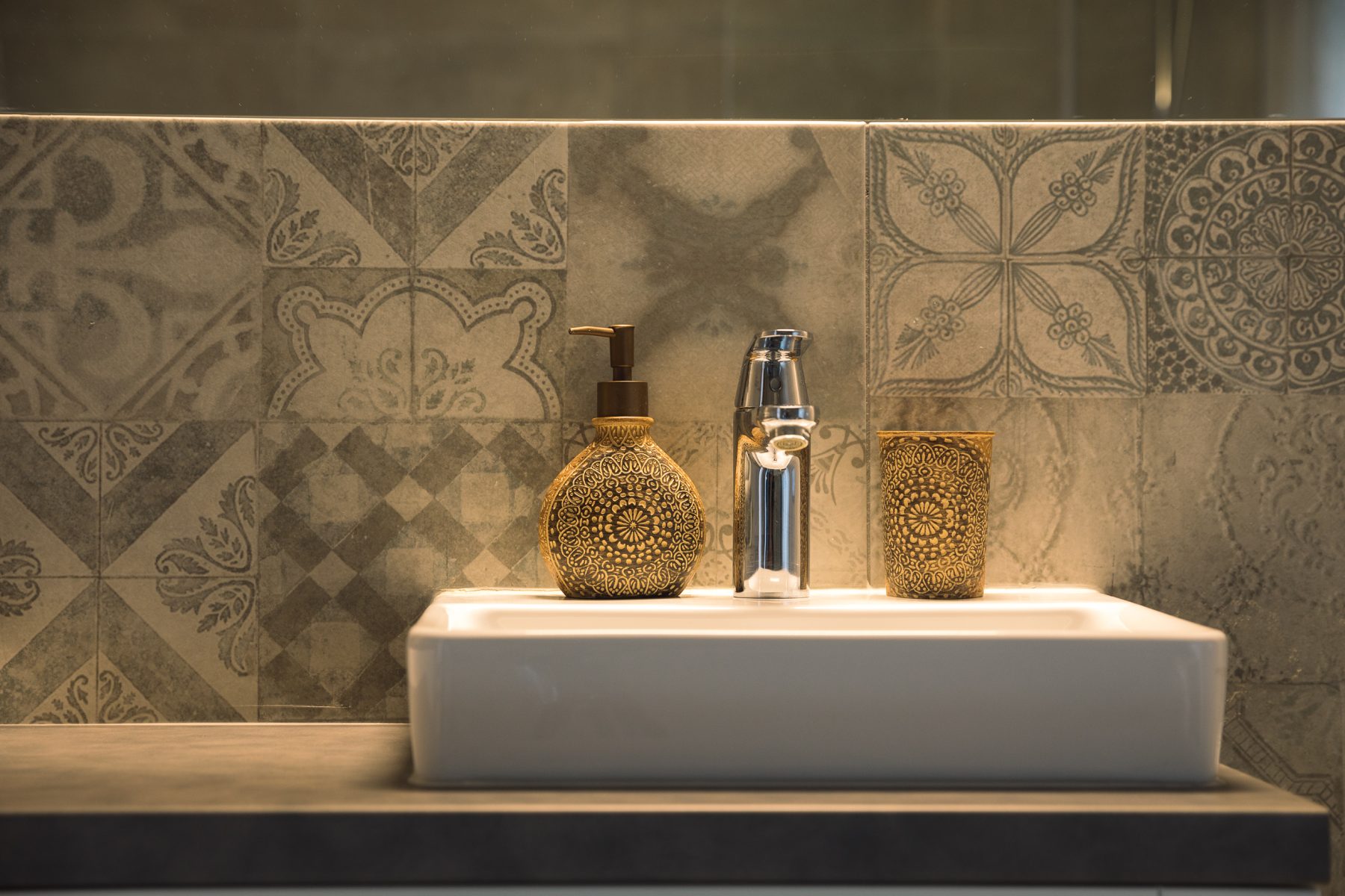 Vonios akcentai - kriauklė, led apšvietimas